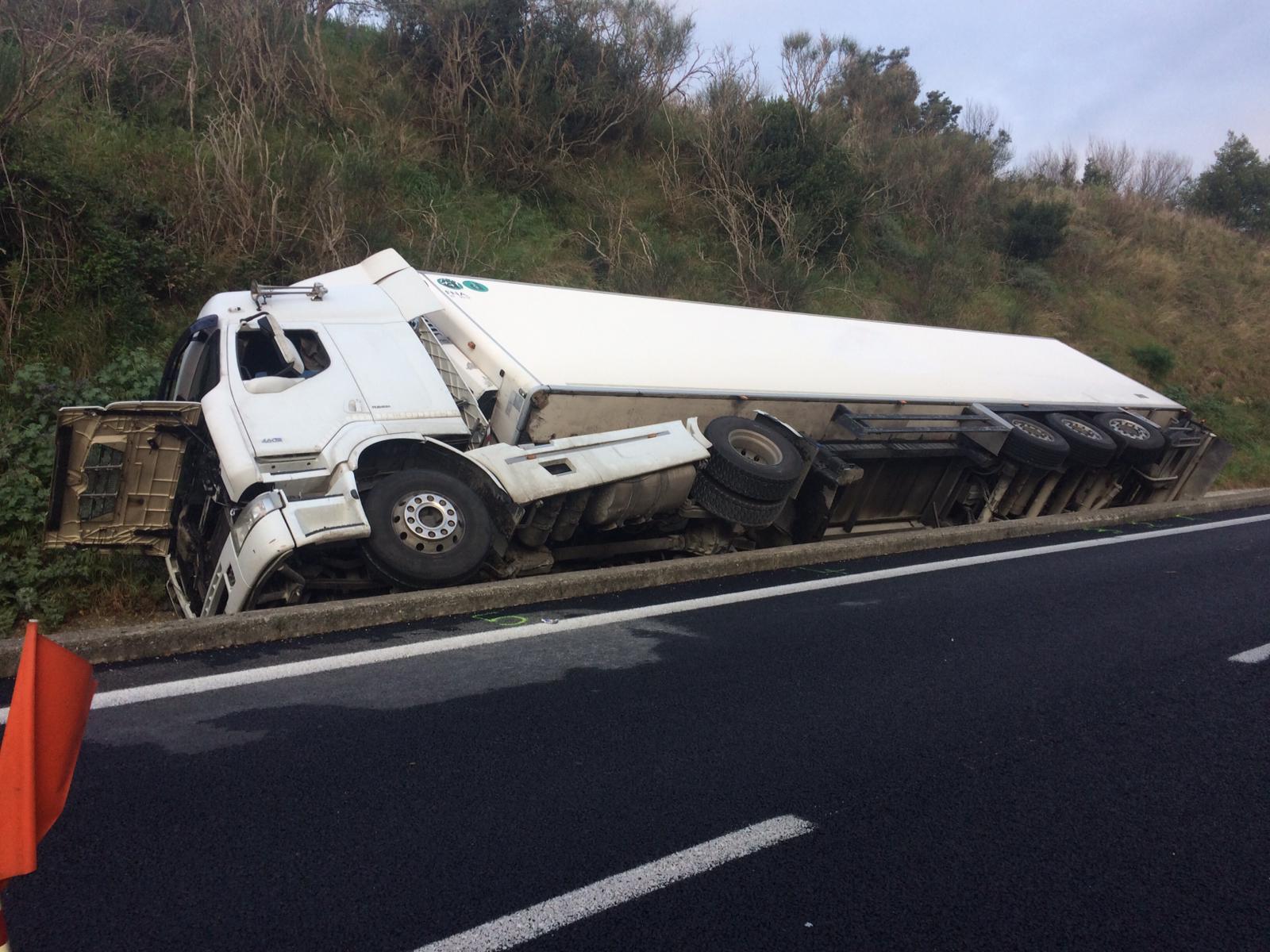 Camion Fuori Strada Stamani Un Nuovo Incidente Sull Aurelia Tra