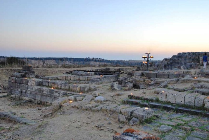 ara della regina tarquinia tempio